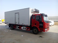 5800 मिमी व्हीलबेस के साथ सफेद / लाल रंग 6.8m FAW 4X2 प्रशीतित ट्रक