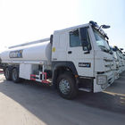 सफेद HOWO 20000L 6 × 4 तेल टैंकर ट्रक डीजल ईंधन प्रकार मैनुअल ट्रांसमिशन