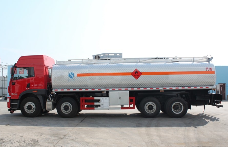 कार्बन स्टील FAW J6 8x4 तेल टैंकर ट्रक 30cbm क्षमता एक साल की वारंटी
