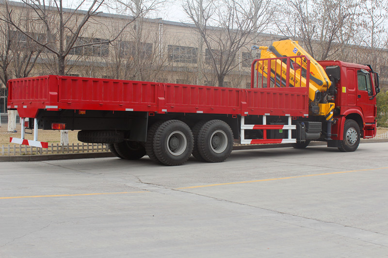 Red Sinotruk Howo क्रेन ट्रक / XCMG क्रेन 6.3T 8T 10T 12T हैवी कार्गो ट्रक
