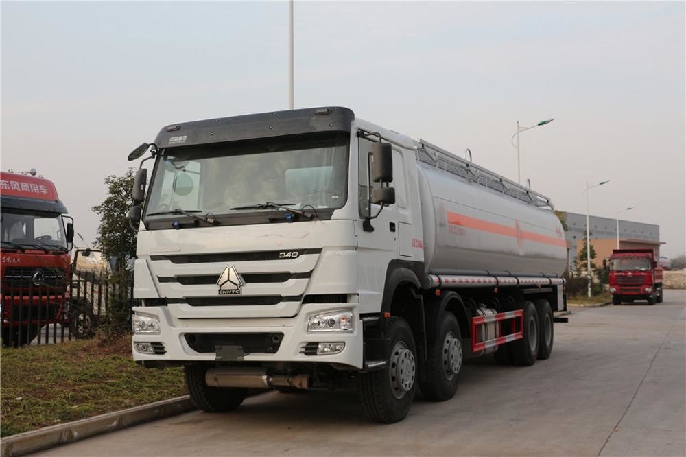 तरल गैस डीजल तेल परिवहन के लिए Sinotruk HOWO 8x4 ईंधन वितरण टैंकर