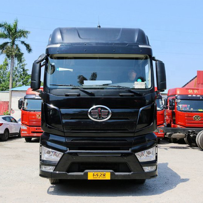 6x4 500hp ट्रैक्टर ट्रेलर ट्रक के साथ Xichai CA6DM3-50E5 इंजन और 12R22.5 टायर