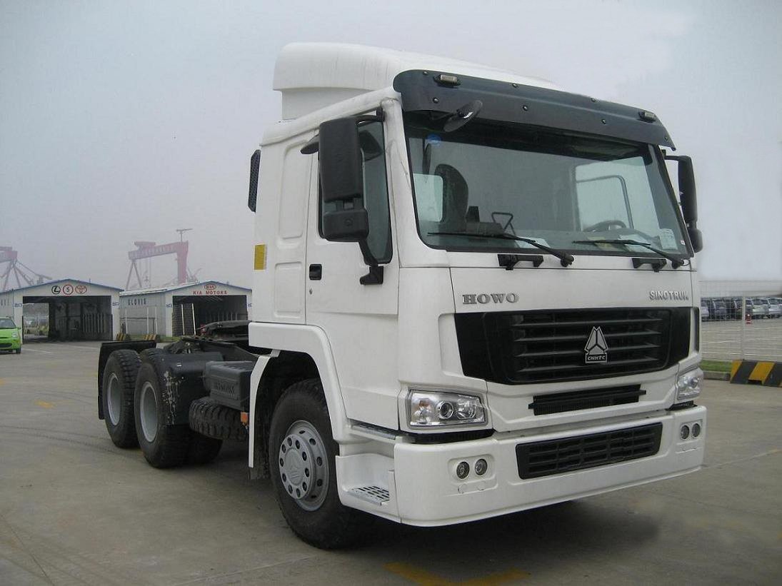 सफेद रंग 6X4 10 व्हीलर ट्रैक्टर ट्रक 371Hp डीजल ईंधन प्रकार यूरो 3