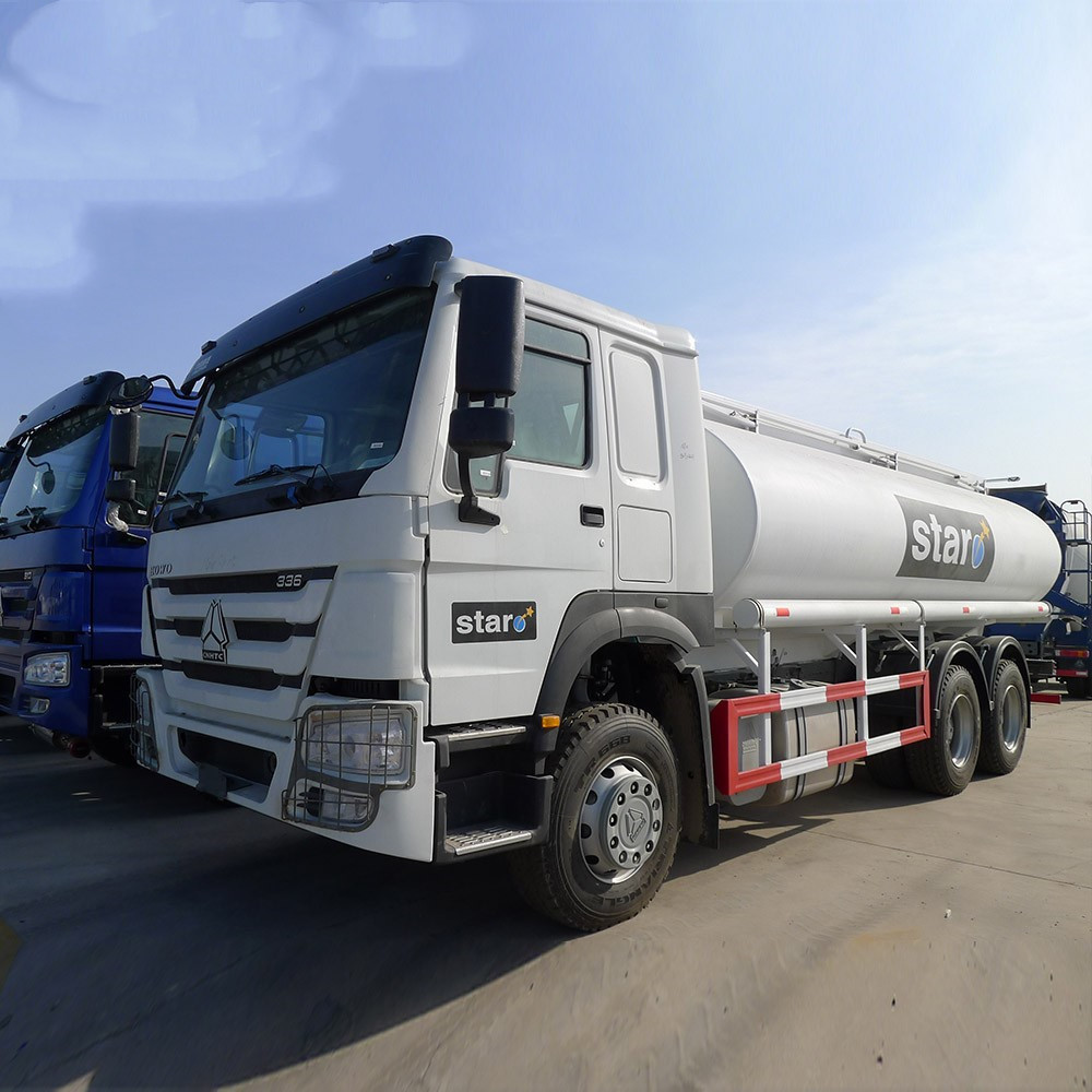 सफेद HOWO 20000L 6 × 4 तेल टैंकर ट्रक डीजल ईंधन प्रकार मैनुअल ट्रांसमिशन