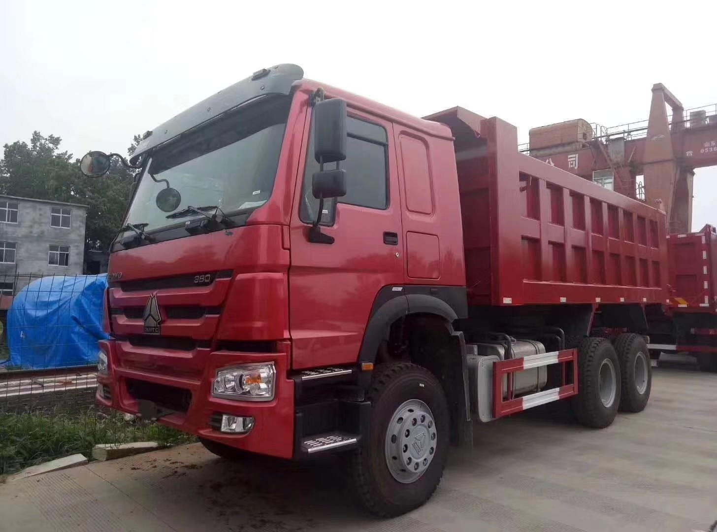 ZF8118 संचालन के साथ लाल हैवी ड्यूटी डंप ट्रक यूरो 2 उत्सर्जन मानक
