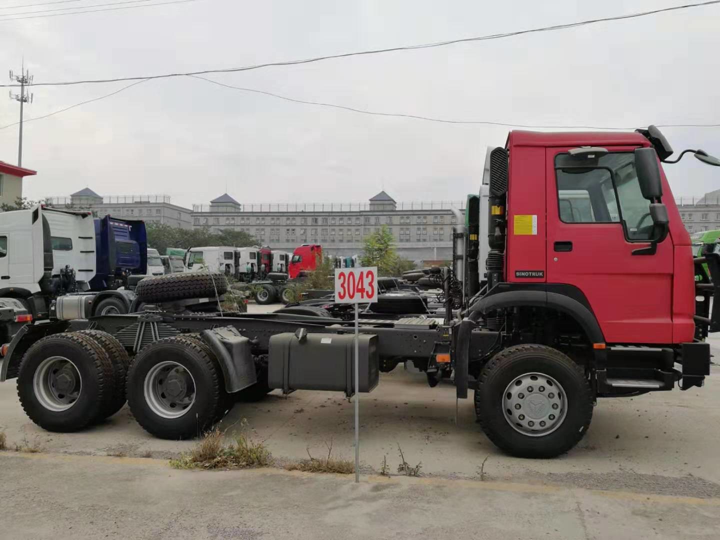 371HP ट्रैक्टर ट्रेलर ट्रक 12.00R20 टायर और HF9 फ्रंट एक्सल के साथ