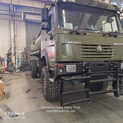 तेल परिवहन ईंधन टैंक HOWO कम कीमत के साथ टैंकर ट्रकHOWO 4X4 ईंधन टैंक ट्रक