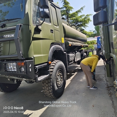 तेल परिवहन ईंधन टैंक HOWO कम कीमत के साथ टैंकर ट्रकHOWO 4X4 ईंधन टैंक ट्रक