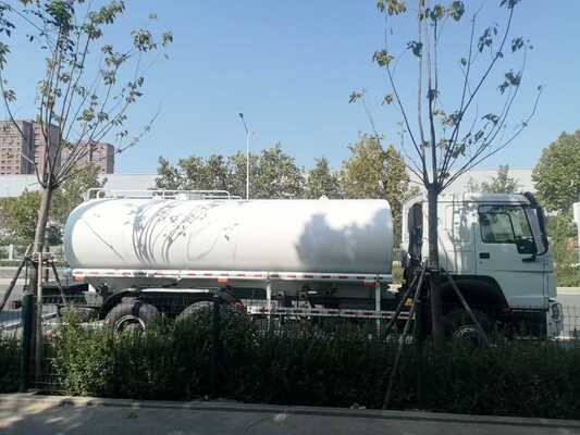 21-30 टन भार क्षमता वाला HOWO वाटर टैंक ट्रक और विश्वसनीय जल परिवहन और छिड़काव के लिए Sinotruk HOWO चेसिस