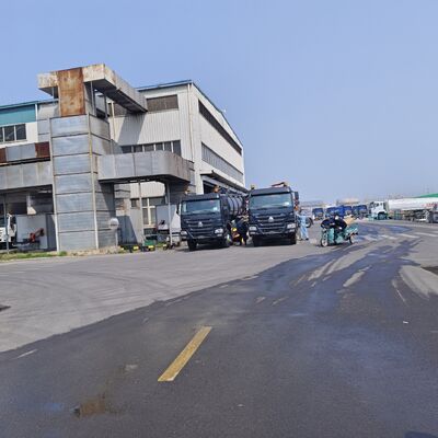 सेप्टिक टैंक की सफाई के लिए 6×4 ड्राइव प्रकार और हाइड्रोलिक टिपिंग डिस्चार्ज के साथ HOWO 15CBM वैक्यूम सीवेज सक्शन ट्रक