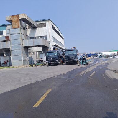 सेप्टिक टैंक की सफाई और कीचड़ परिवहन के लिए 6*4 ड्राइव व्हील और डीजल ईंधन के साथ HOWO 15CBM वैक्यूम सीवेज सक्शन ट्रक