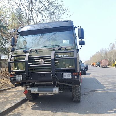 HOWO 8×8 60000L ईंधन टैंक ट्रक भारी शुल्क ईंधन परिवहन के लिए 371HP इंजन के साथ
