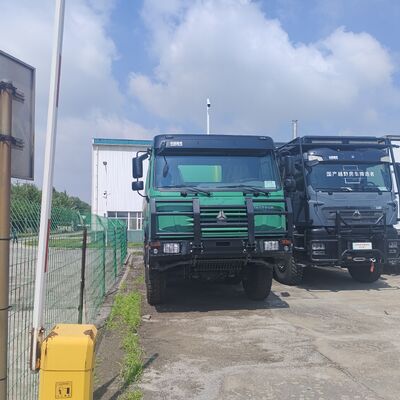 HOWO 6×4 वाटर टैंक ट्रक 20,000 लीटर क्षमता, 371HP इंजन और सड़क सफाई और धूल दमन के लिए कार्बन स्टील टैंक के साथ