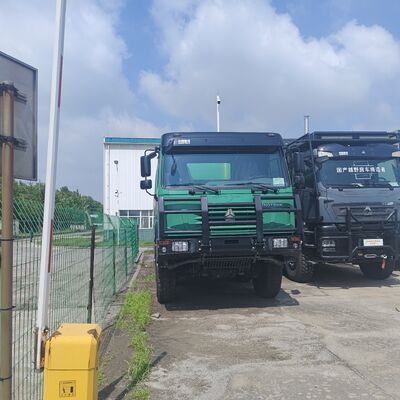 HOWO 6×4 वाटर टैंक ट्रक 20,000 लीटर क्षमता, 371HP इंजन और सड़क सफाई और धूल दमन के लिए कार्बन स्टील टैंक के साथ