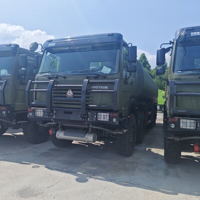 HOWO 8×8 50,000 लीटर ईंधन टैंक ट्रक 371HP इंजन और भारी शुल्क ईंधन परिवहन के लिए 8×8 सभी पहिया ड्राइव के साथ