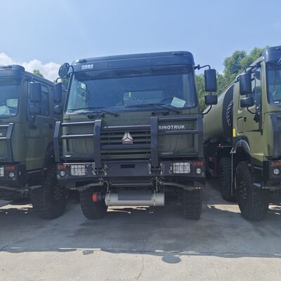HOWO भारी कार्गो ईंधन परिवहन के लिए 30000L क्षमता और 371HP इंजन के साथ 8×8 ईंधन टैंक ट्रक