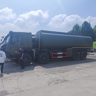 HOWO 8×8 45,000L ईंधन टैंक ट्रक 371HP इंजन और भारी शुल्क ईंधन परिवहन के लिए 8×8 सभी पहिया ड्राइव के साथ
