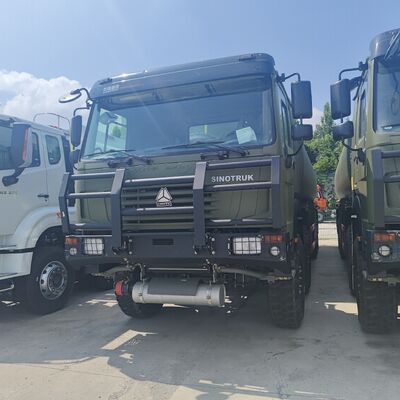 HOWO भारी कार्गो ईंधन परिवहन के लिए 30000L क्षमता और 371HP इंजन के साथ 8×8 ईंधन टैंक ट्रक