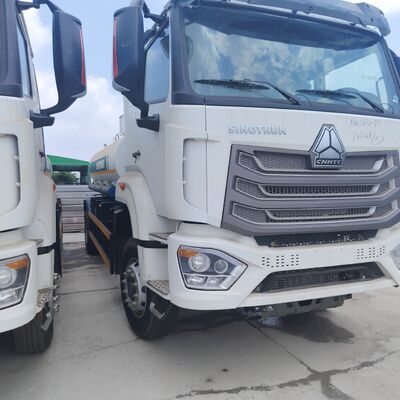 HOWO NX 6×4 सीएनजी ईंधन टैंक ट्रक 400 एचपी इंजन और डीजल और पेट्रोल परिवहन के लिए 20T पेलोड के साथ