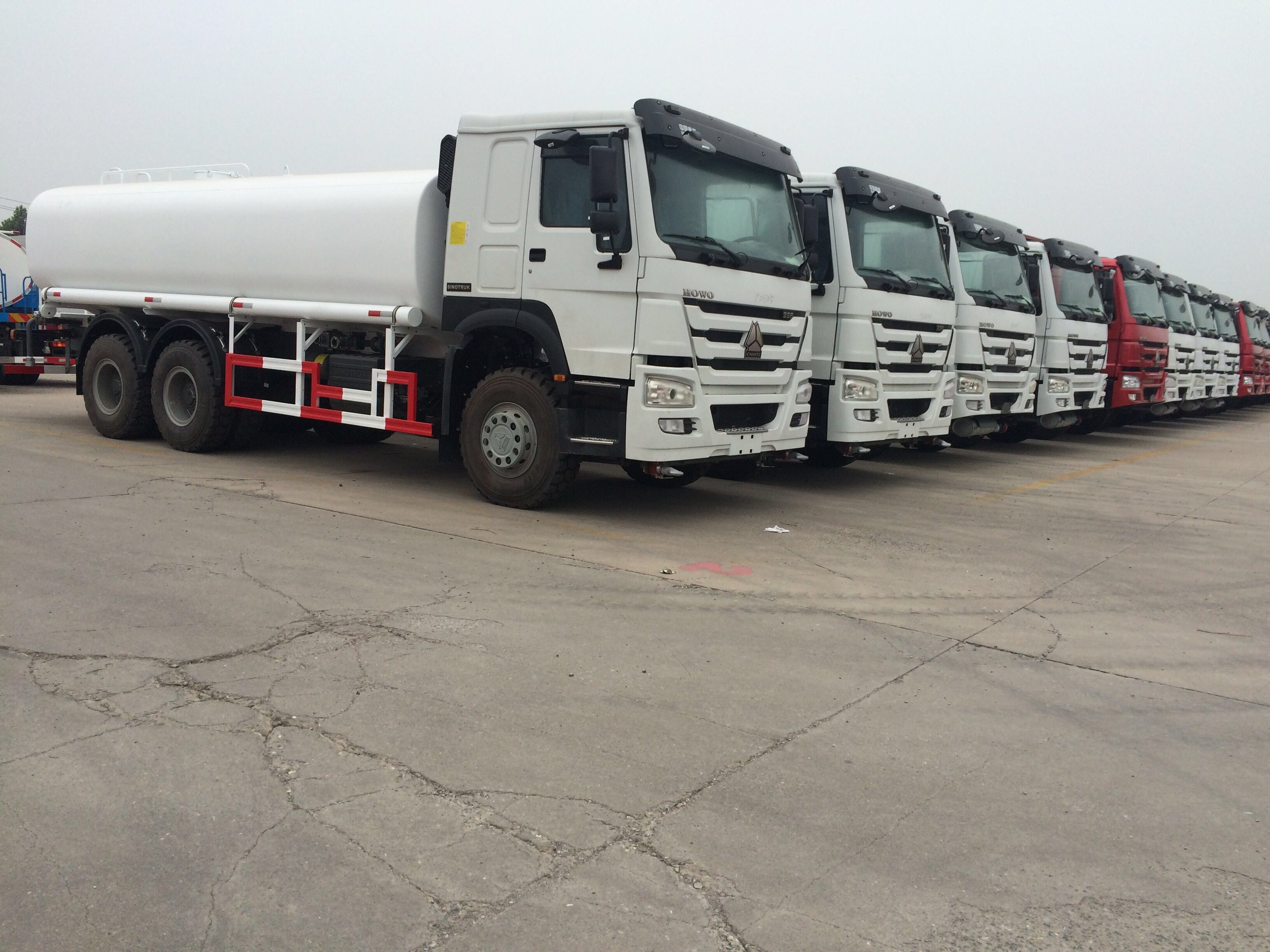 SINOTRUK HOWO 28000L आरएचडी टैंकर ट्रक 8x4 6x4 ड्राइव 12 टायर