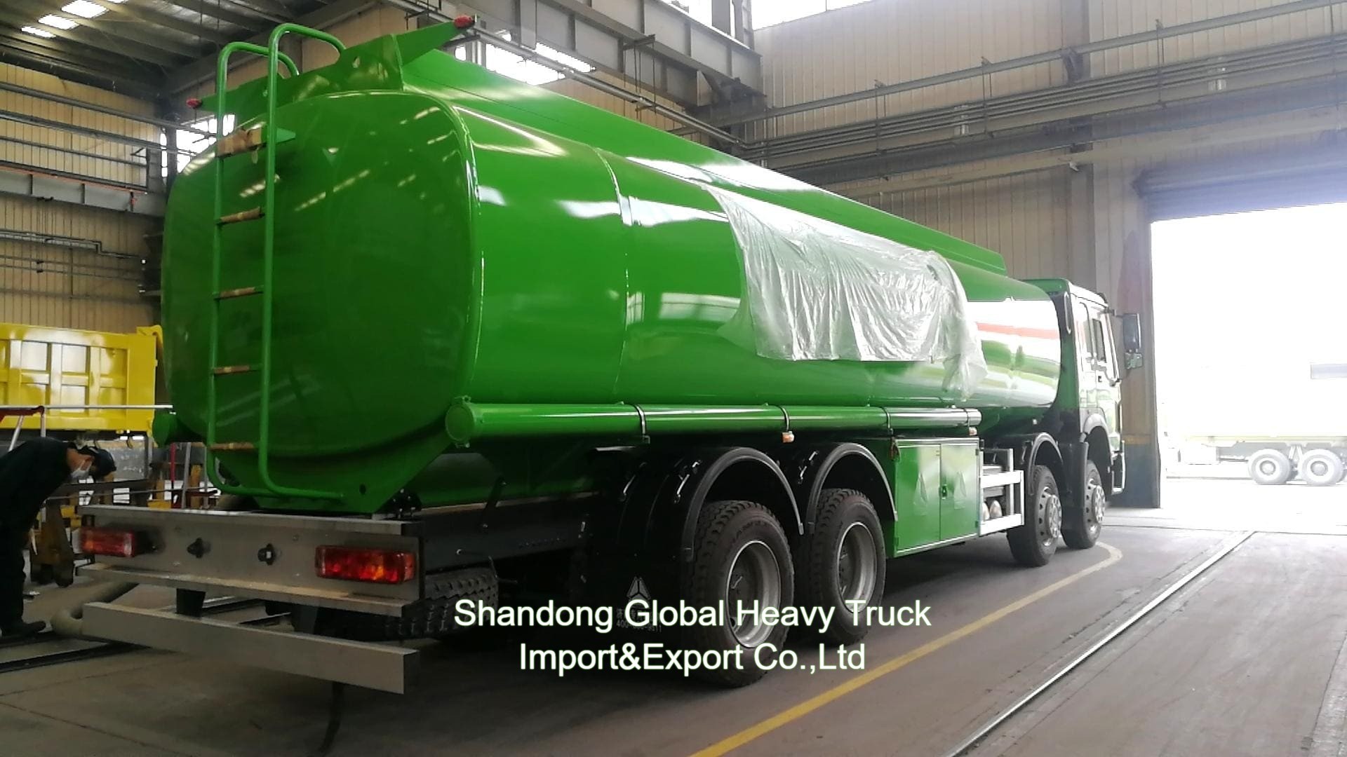 Sinotruk HOWO 8*4 ईंधन टैंक ट्रक 12 पहियों तेल टैंक 30000L डिस्पेंसर ट्रक