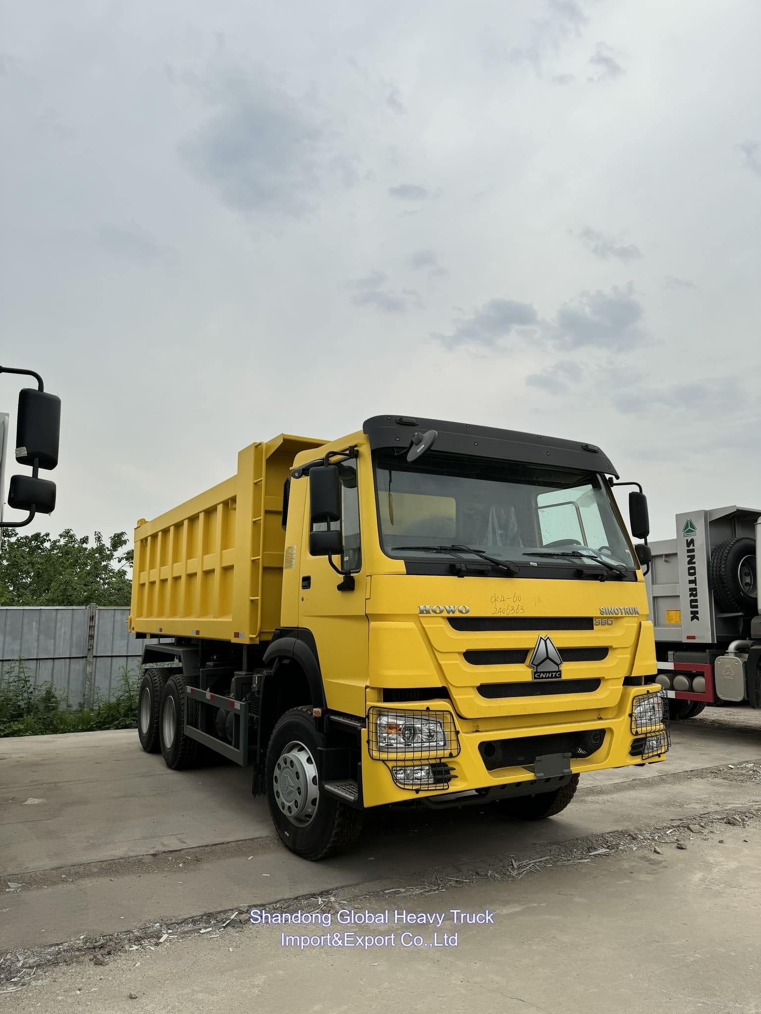 Sinotruck HOWO 25t-100t 8*4 डीजल प्रयुक्त परिवहन डिलीवरी ट्रक 12 पहिया ट्रक