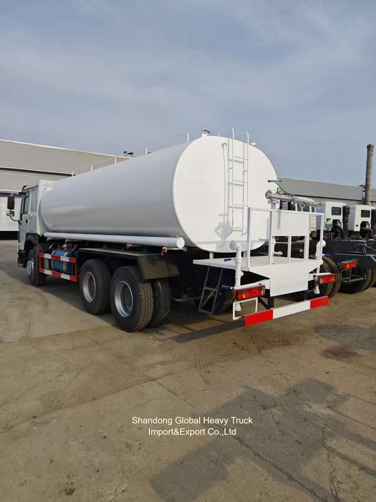 डीजल इंजन सिनोट्रक HOWO 6X4 336HP HOWO 10 टायर 20000 लीटर स्प्रिंकलर पानी टैंक ट्रक