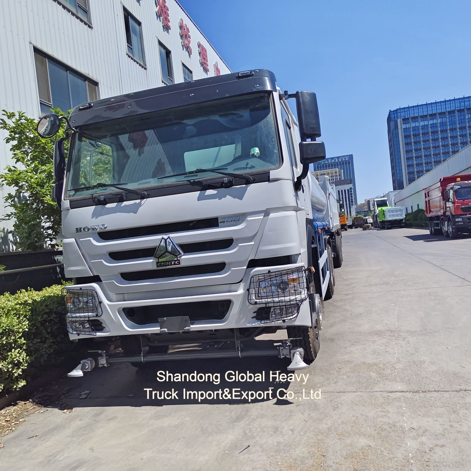 शहरी स्वच्छता के लिए कार्बन स्टील टैंक और सेल्फ-प्राइमिंग पंप के साथ 8000L क्षमता वाला वाटर टैंकर ट्रक