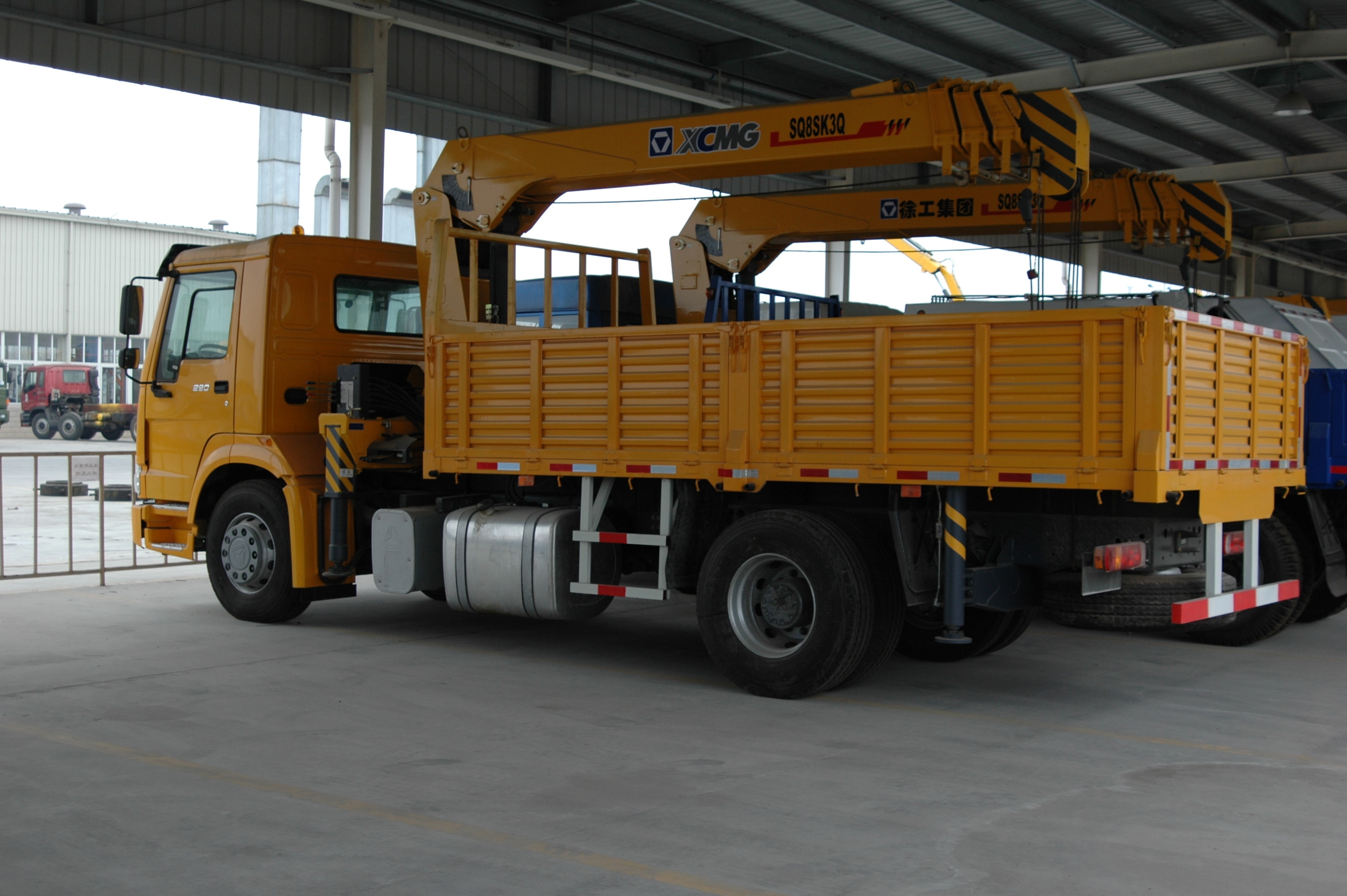 मिनी 4x2 5 टन ट्रक घुड़सवार हाइड्रोलिक क्रेन, टेलीस्कोपिक मोबाइल क्रेन ZZ116M4611W चेसिस