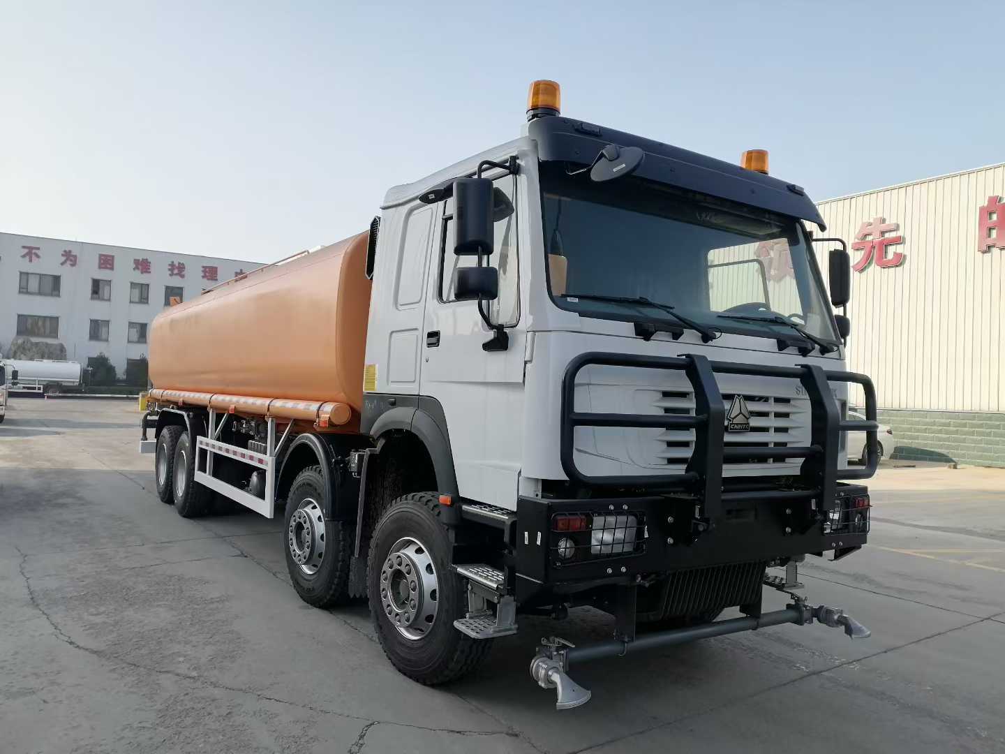 HOWO Nx 6X4 380HP 25000 लीटर पेयजल टैंकर प्रबलित चेसिस के साथ छिड़काव ट्रक