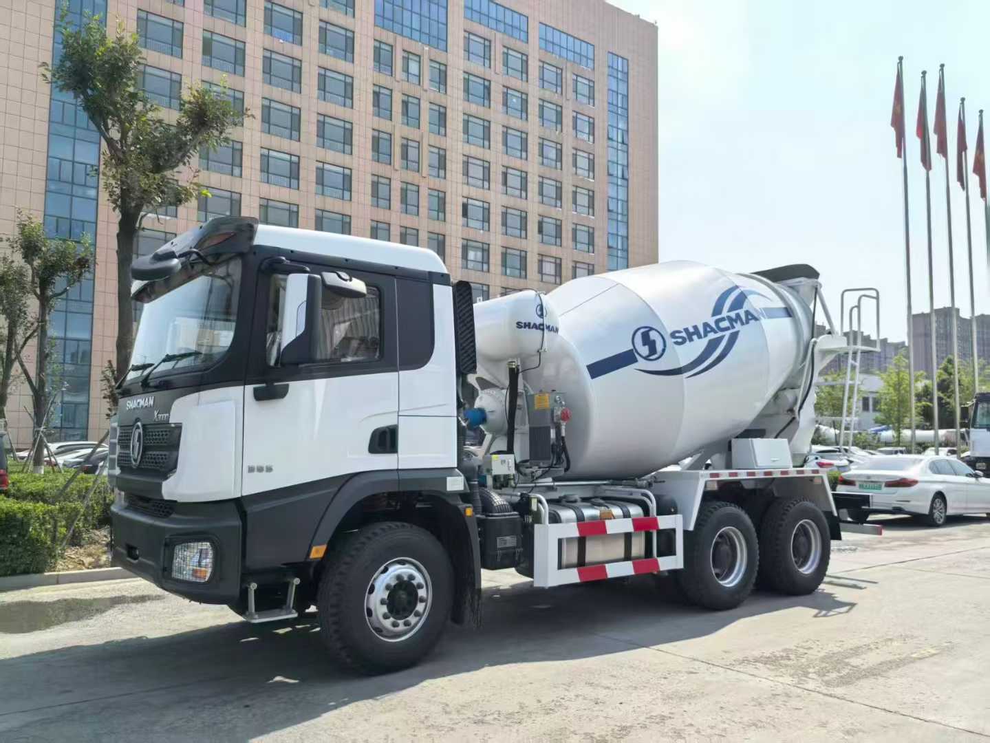 HOWO CNG कंक्रीट मिक्सर ट्रक 6-10 m³ ड्रम क्षमता और 6×4 ड्राइव मोड के साथ CNG 336-371 HP इंजन द्वारा संचालित