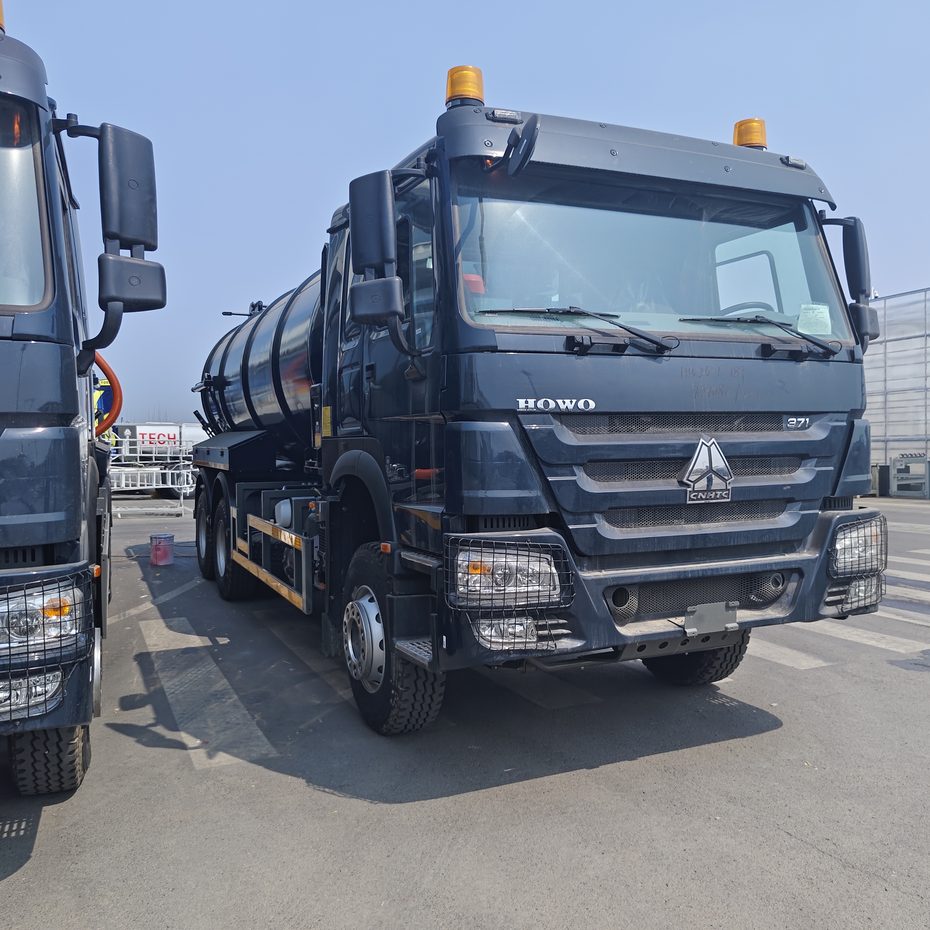 सेप्टिक टैंक की सफाई और कीचड़ परिवहन के लिए 6*4 ड्राइव व्हील और डीजल ईंधन के साथ HOWO 15CBM वैक्यूम सीवेज सक्शन ट्रक