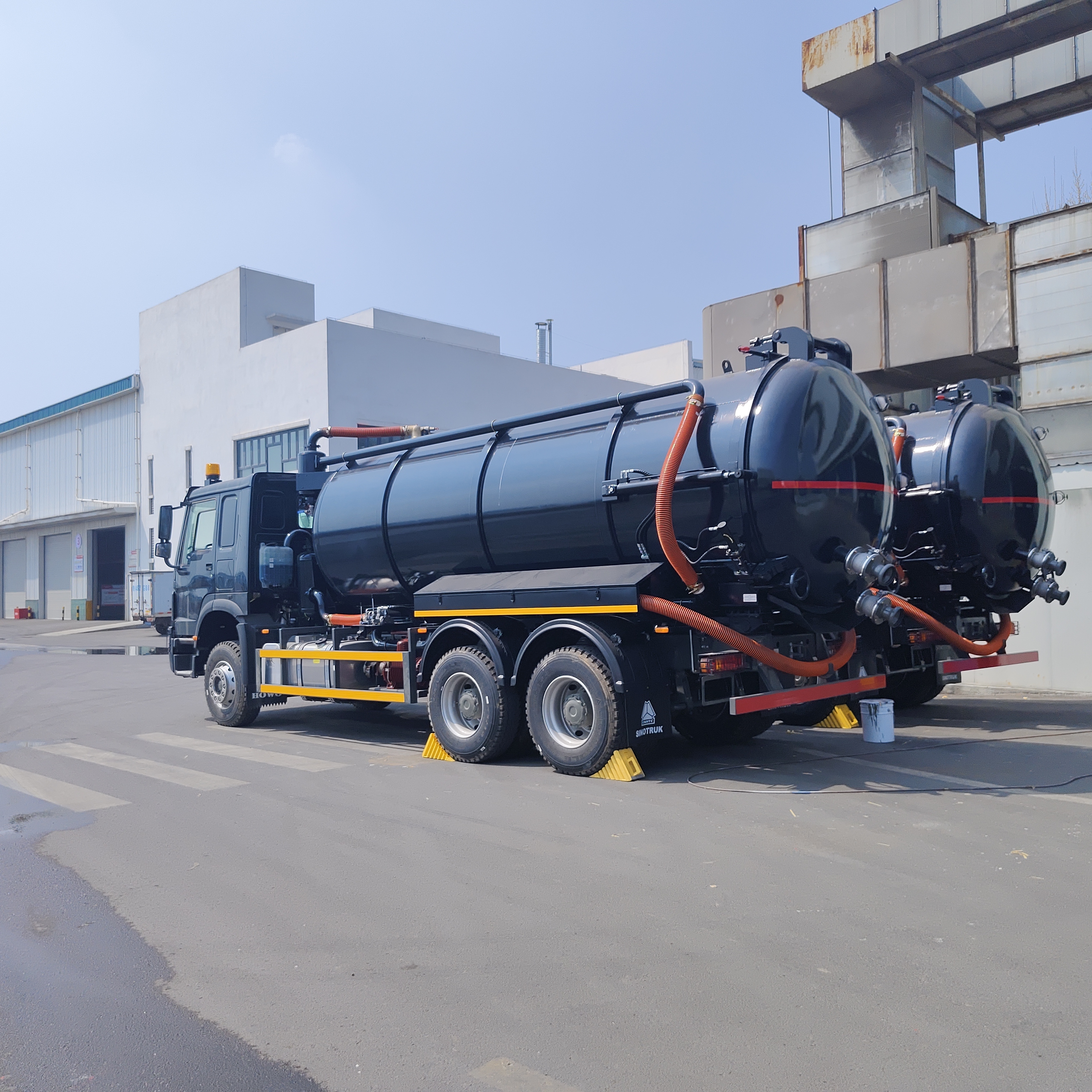 नगरपालिका और औद्योगिक अपशिष्ट सफाई के लिए 6×4 ड्राइव प्रकार और 266HP इंजन शक्ति के साथ HOWO 15CBM वैक्यूम सीवेज सक्शन ट्रक