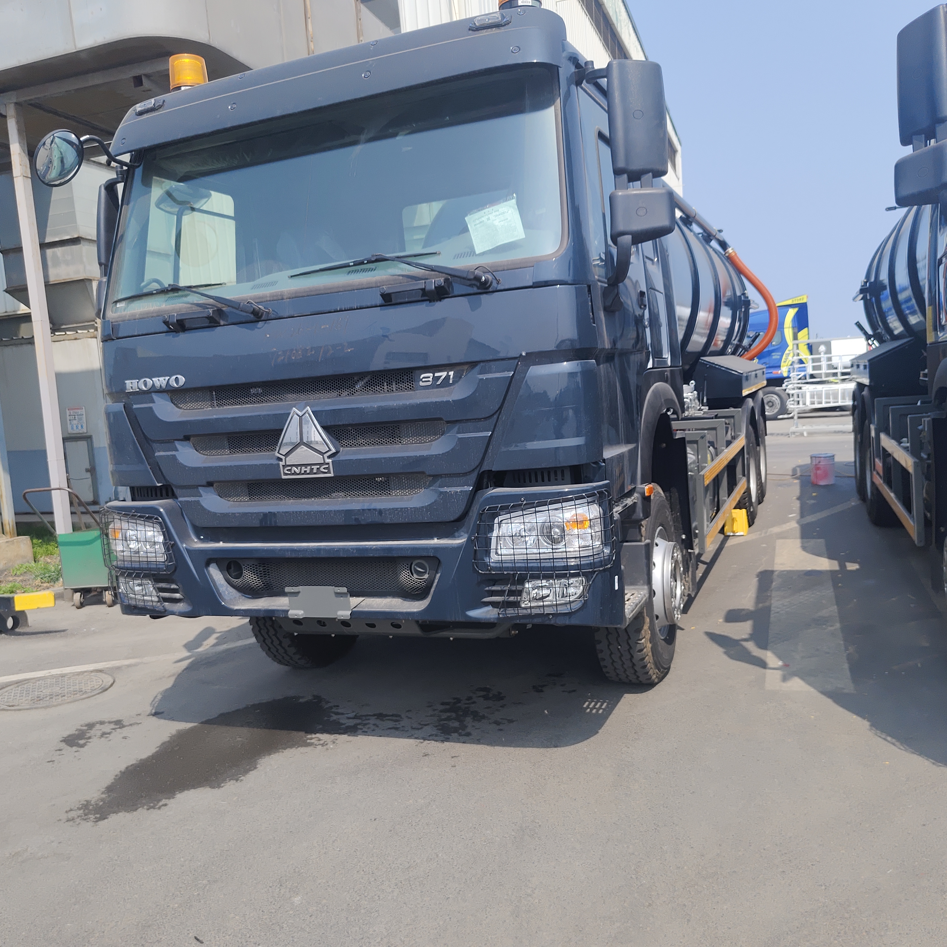 औद्योगिक अपशिष्ट सफाई के लिए 371hp हॉर्स पावर और 6×4 ड्राइव व्हील के साथ HOWO 15CBM वैक्यूम सीवेज सक्शन ट्रक