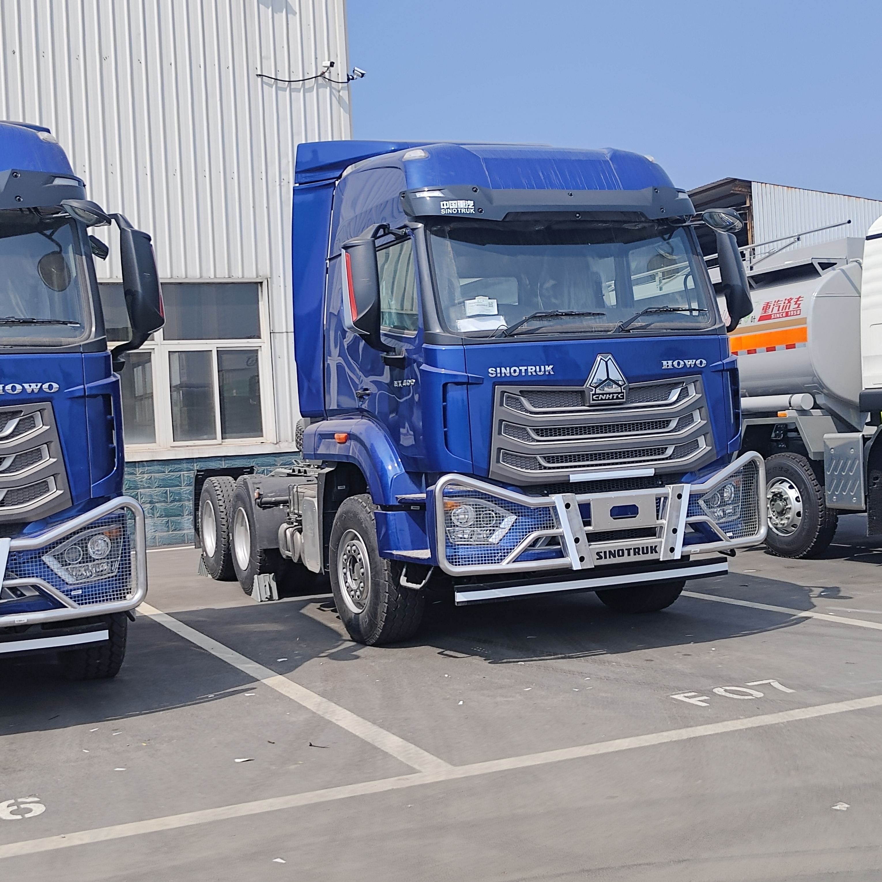 HOWO NX 6×4 ट्रैक्टर ट्रक 420HP डीजल इंजन भारी शुल्क मैनुअल ट्रांसमिशन और खनन के लिए प्रबलित चेसिस के साथ