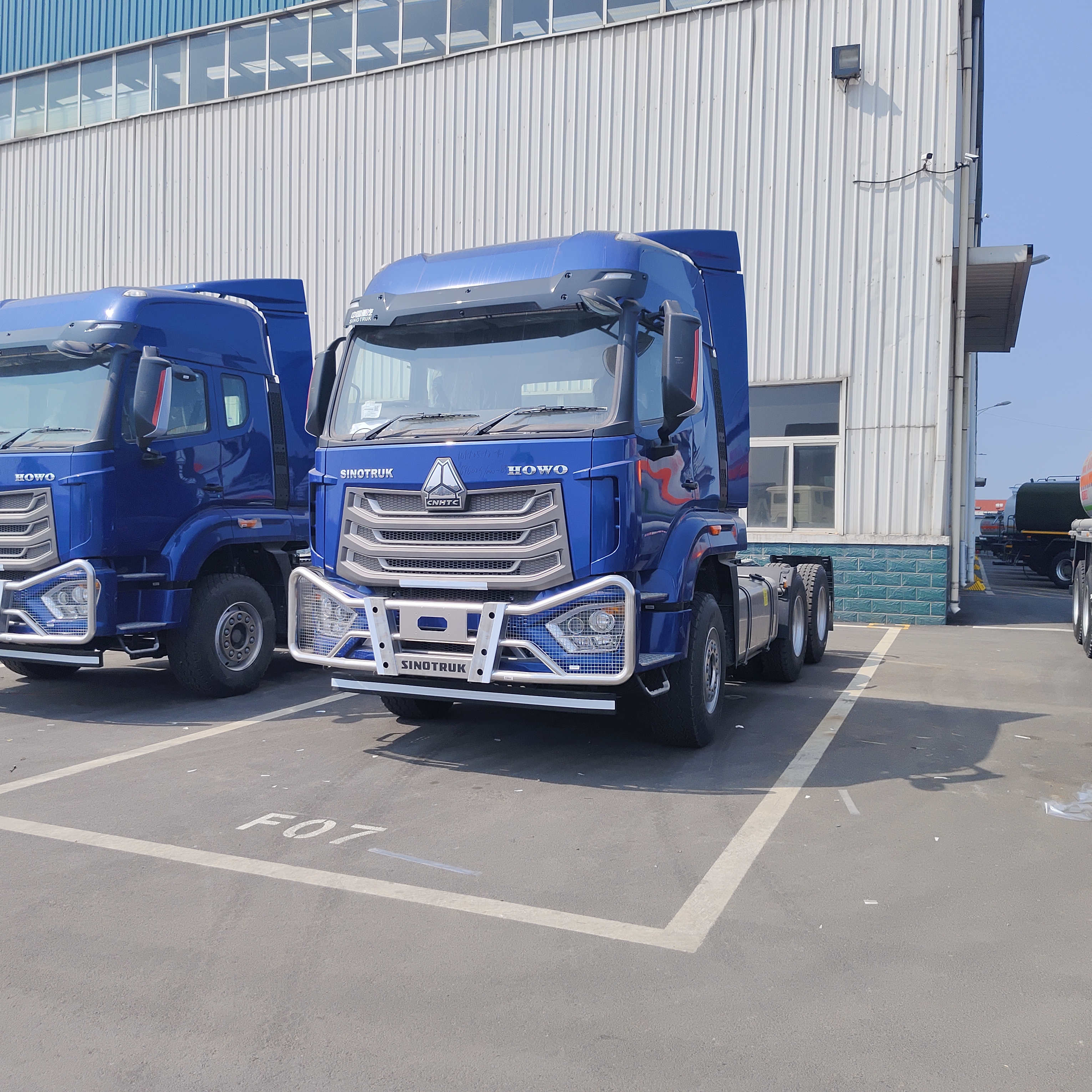 भारी कार्गो परिवहन और लंबी दूरी के रसद के लिए 380HP-460HP इंजन के साथ HOWO NX 6×4 ट्रैक्टर ट्रक