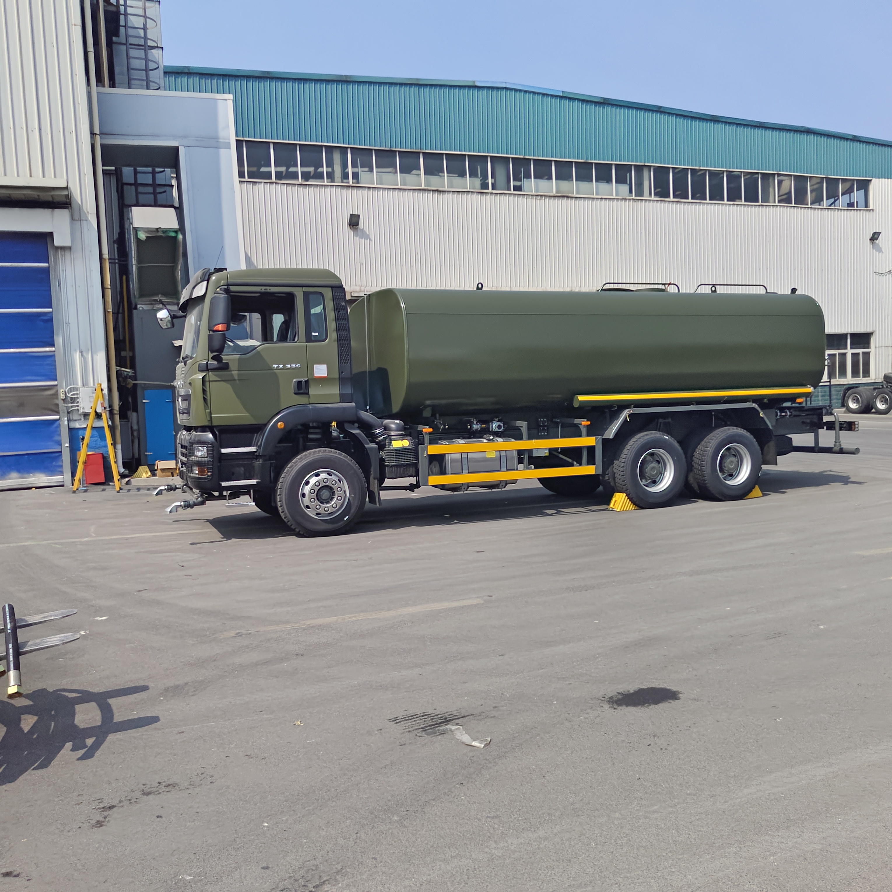 HOWO TX 6×4 पानी टैंक ट्रक 20T पेलोड यूरो 2 उत्सर्जन मानक और >16 मीटर के छिड़काव क्षेत्र के साथ धूल नियंत्रण और नगरपालिका सफाई के लिए