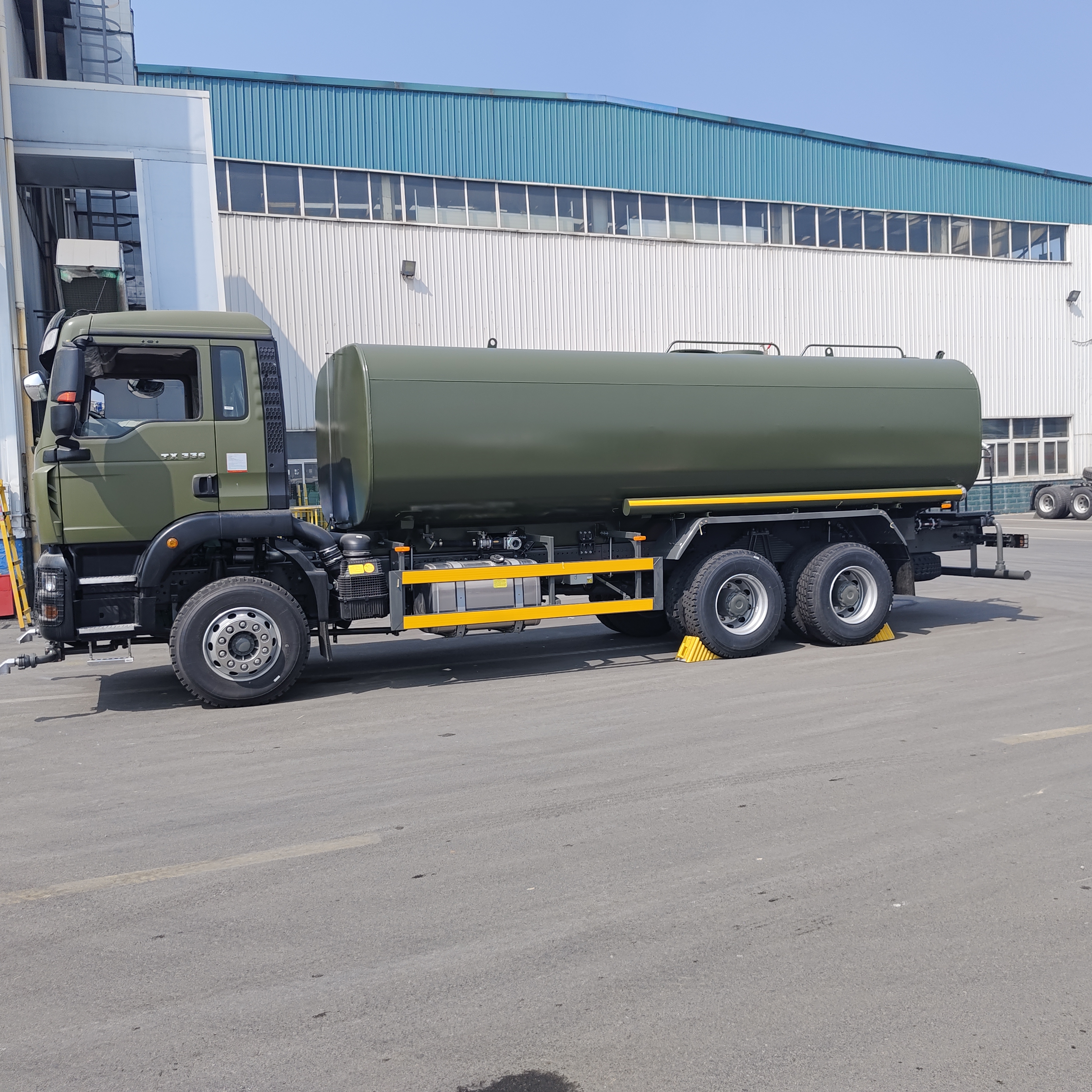 HOWO TX 6×4 पानी टैंक ट्रक 15-20 CBM क्षमता के साथ उच्च दबाव वाले केन्द्रापसारक पानी पंप और धूल दमन और नगरपालिका सफाई के लिए प्रबलित टैंक शरीर