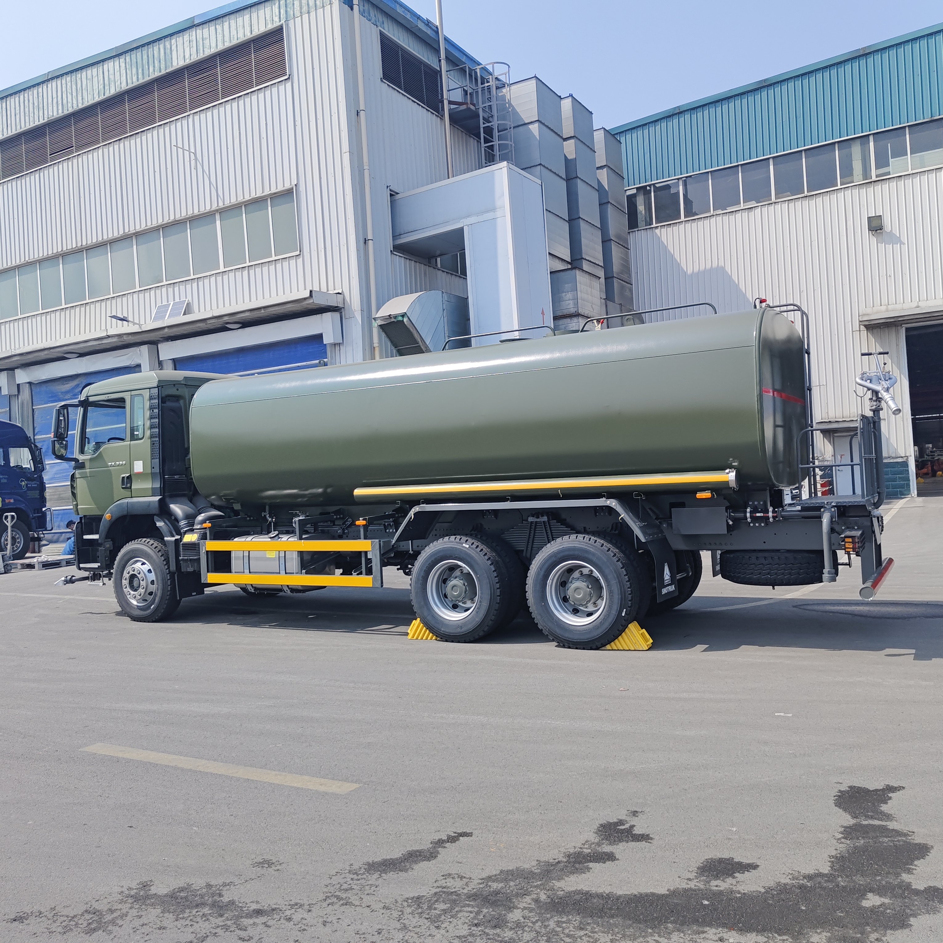 HOWO TX 6×4 पानी टैंक ट्रक 15-20 CBM क्षमता और धूल नियंत्रण और सिंचाई के लिए उच्च दबाव वाले पानी पंप के साथ