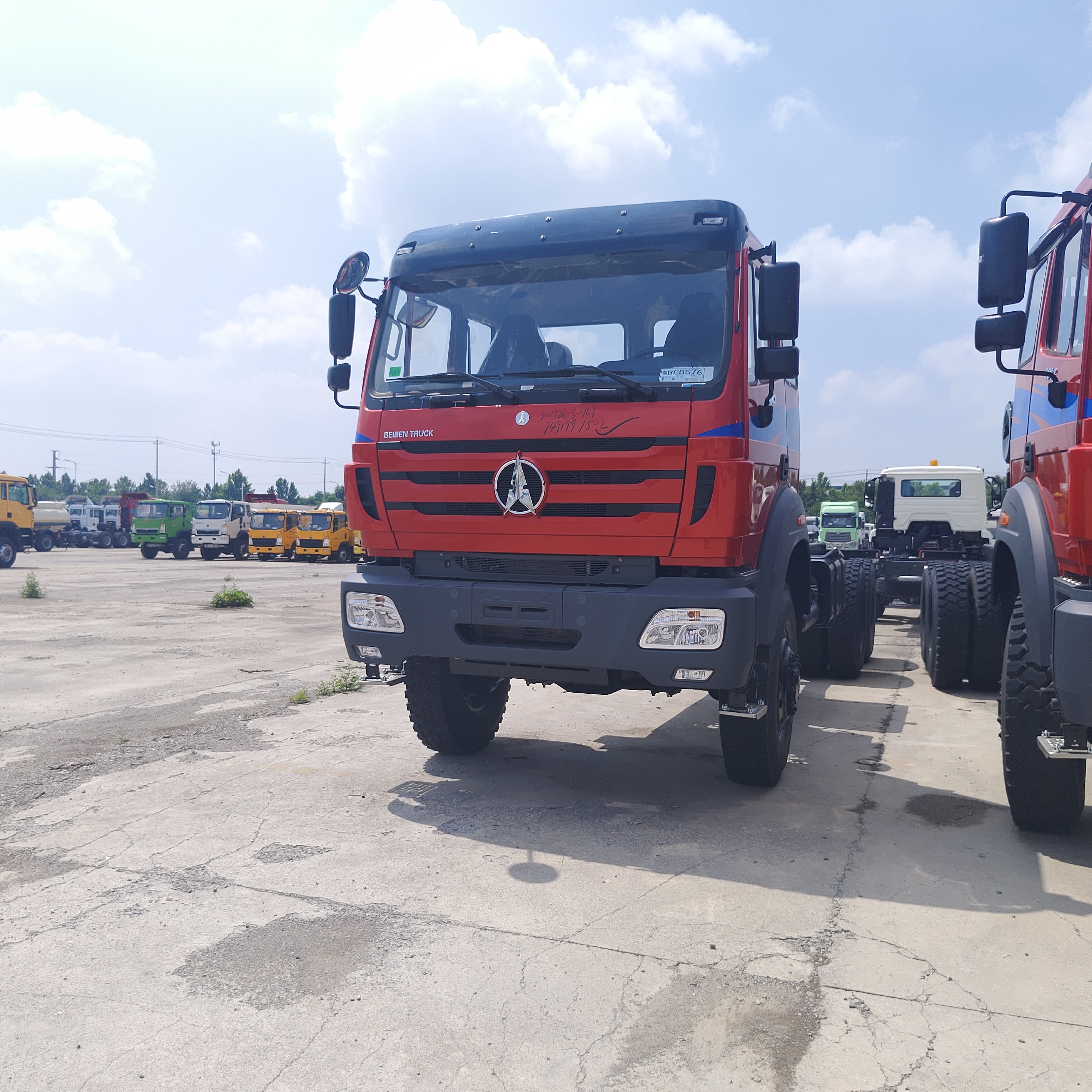 BEIBEN 2638 4×4 हैवी ड्यूटी ऑफ-रोड डंप ट्रक 380HP WEICHAI इंजन और खनन के लिए मर्सिडीज-बेंज टेक्नोलॉजी चेसिस के साथ