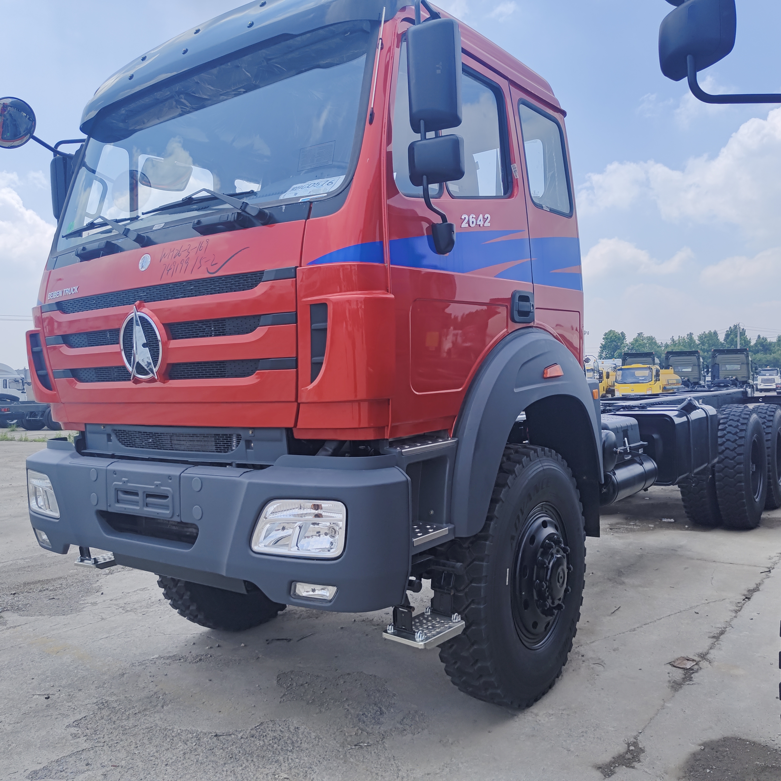 BEIBEN 2642 भारी खनन के लिए 420HP WEICHAI इंजन और 30-40 टन पेलोड के साथ 6×6 खनन डंप ट्रक