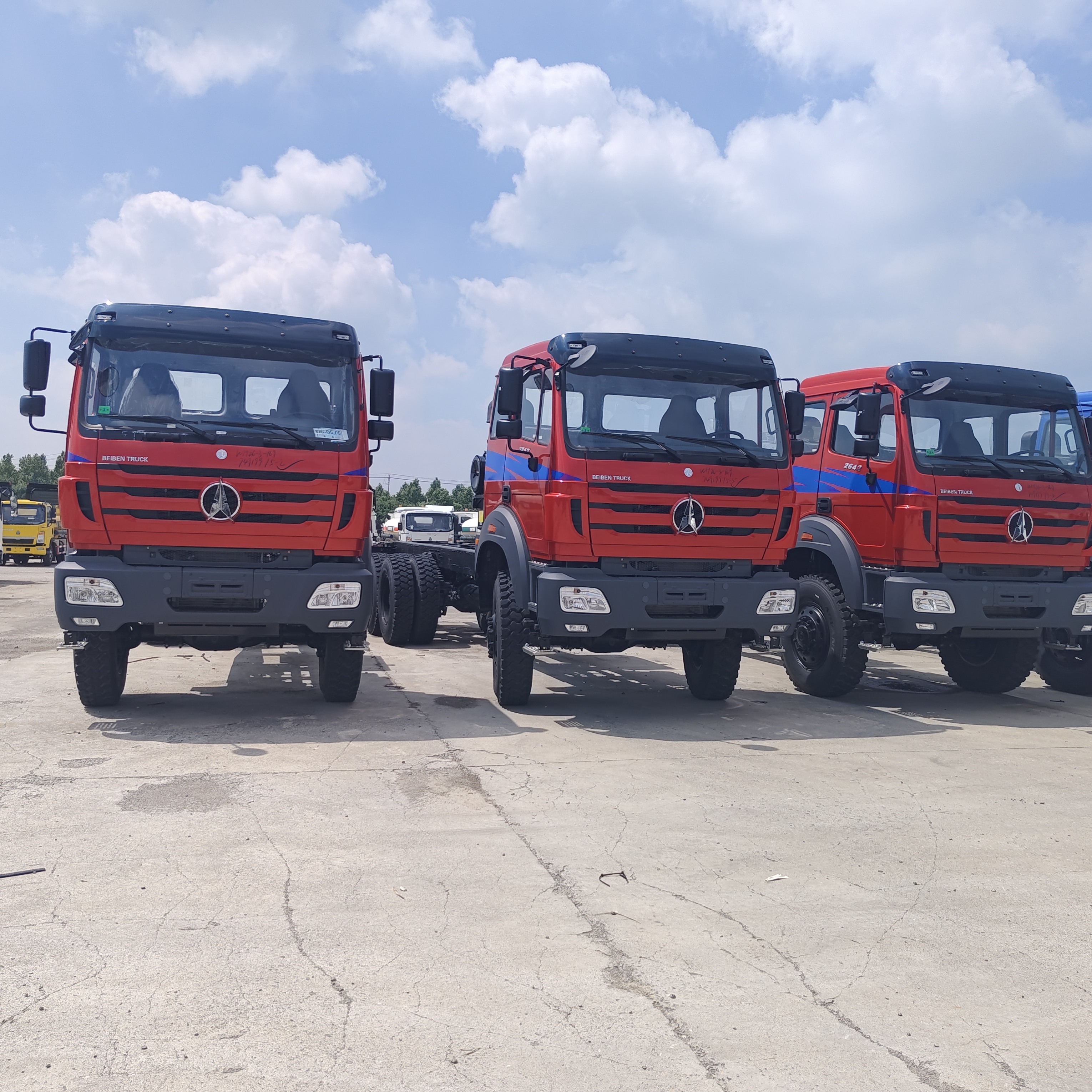 BEIBEN 2642 6×4 हेवी ड्यूटी डंप ट्रक 420HP WEICHAI इंजन और खनन और निर्माण के लिए 25-35 टन पेलोड के साथ