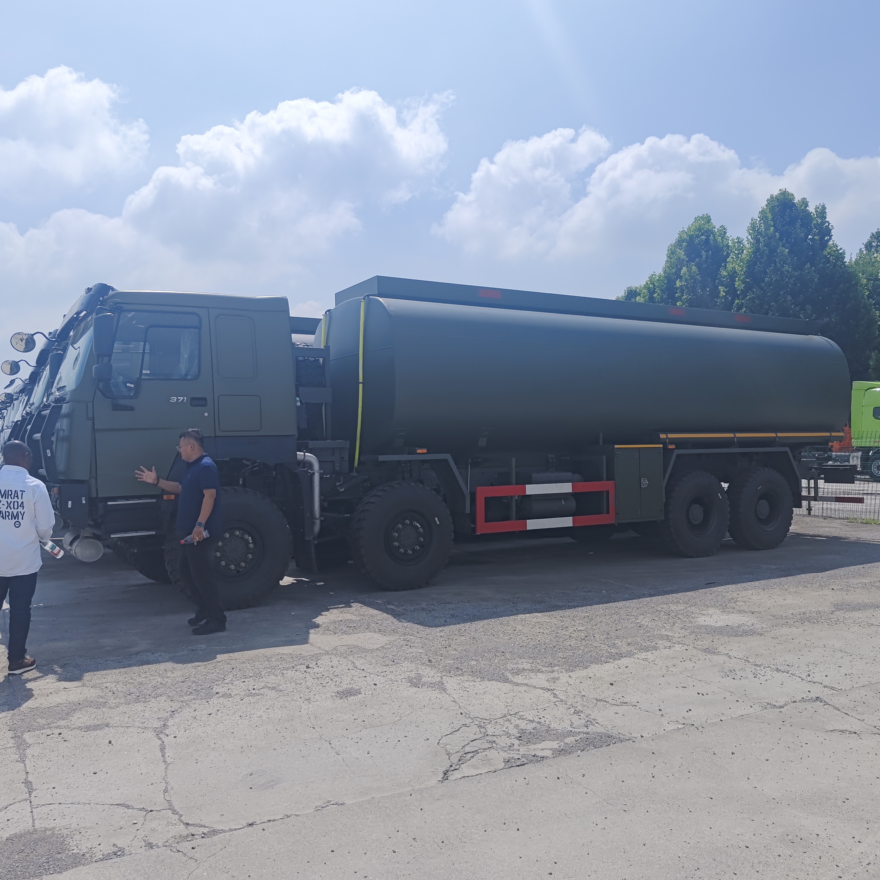 HOWO 8×8 45,000L ईंधन टैंक ट्रक 371HP इंजन और भारी शुल्क ईंधन परिवहन के लिए 8×8 सभी पहिया ड्राइव के साथ