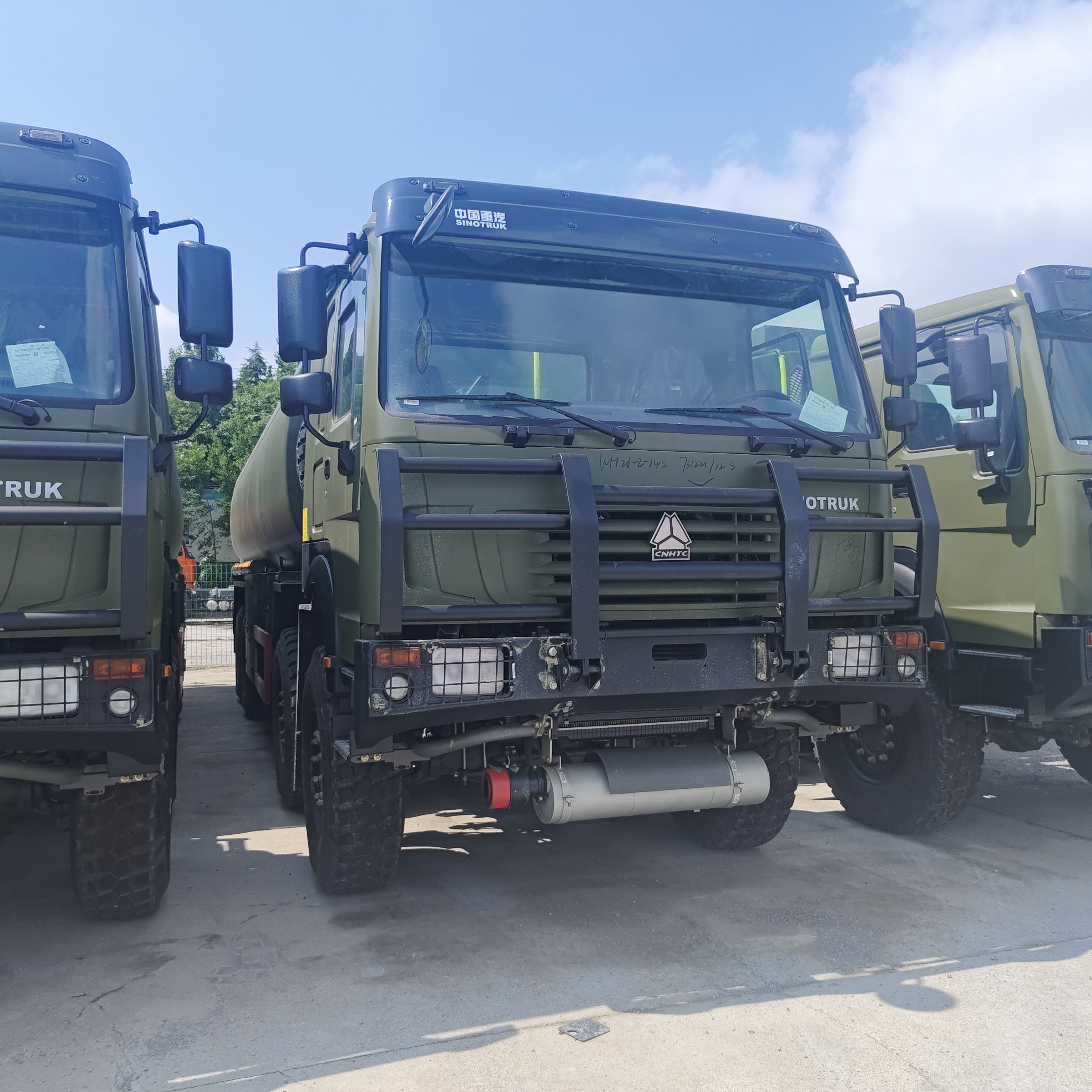 HOWO भारी शुल्क ईंधन परिवहन के लिए 371HP इंजन और 8×8 ऑल-व्हील ड्राइव के साथ 8×8 40,000L ईंधन टैंक ट्रक