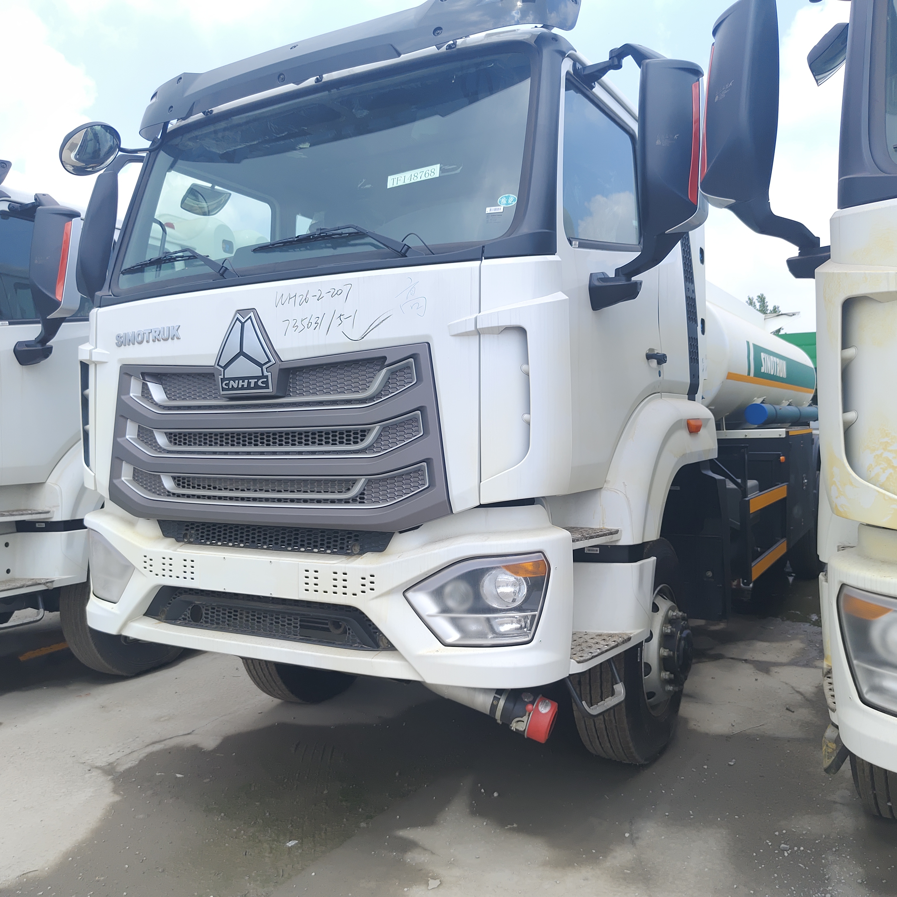 HOWO NX 6×4 सीएनजी ईंधन टैंक ट्रक 400HP इंजन और डीजल और पेट्रोल परिवहन के लिए 30,000L क्षमता के साथ