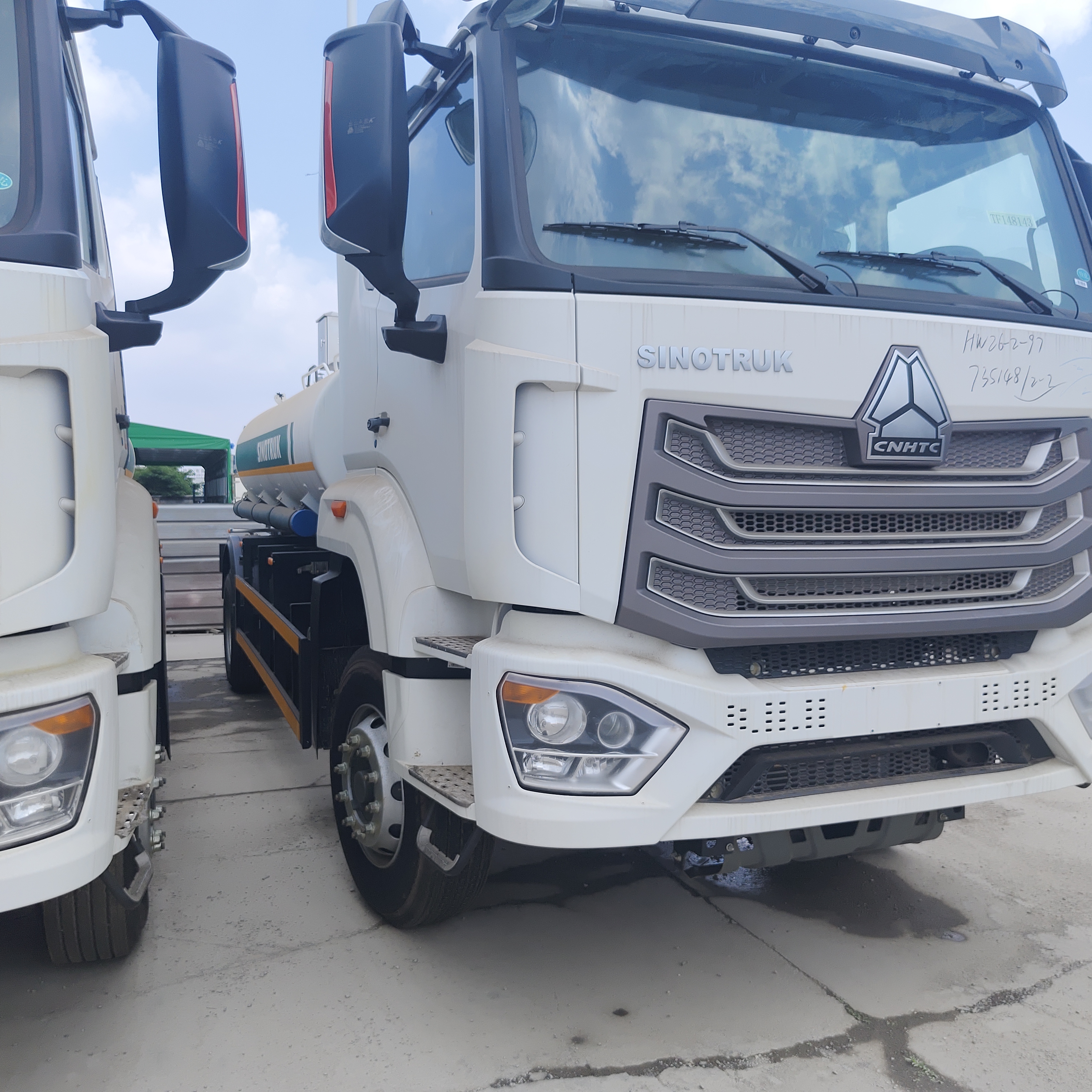 HOWO NX 6×4 सीएनजी ईंधन टैंक ट्रक 400 एचपी इंजन और डीजल और पेट्रोल परिवहन के लिए 20T पेलोड के साथ