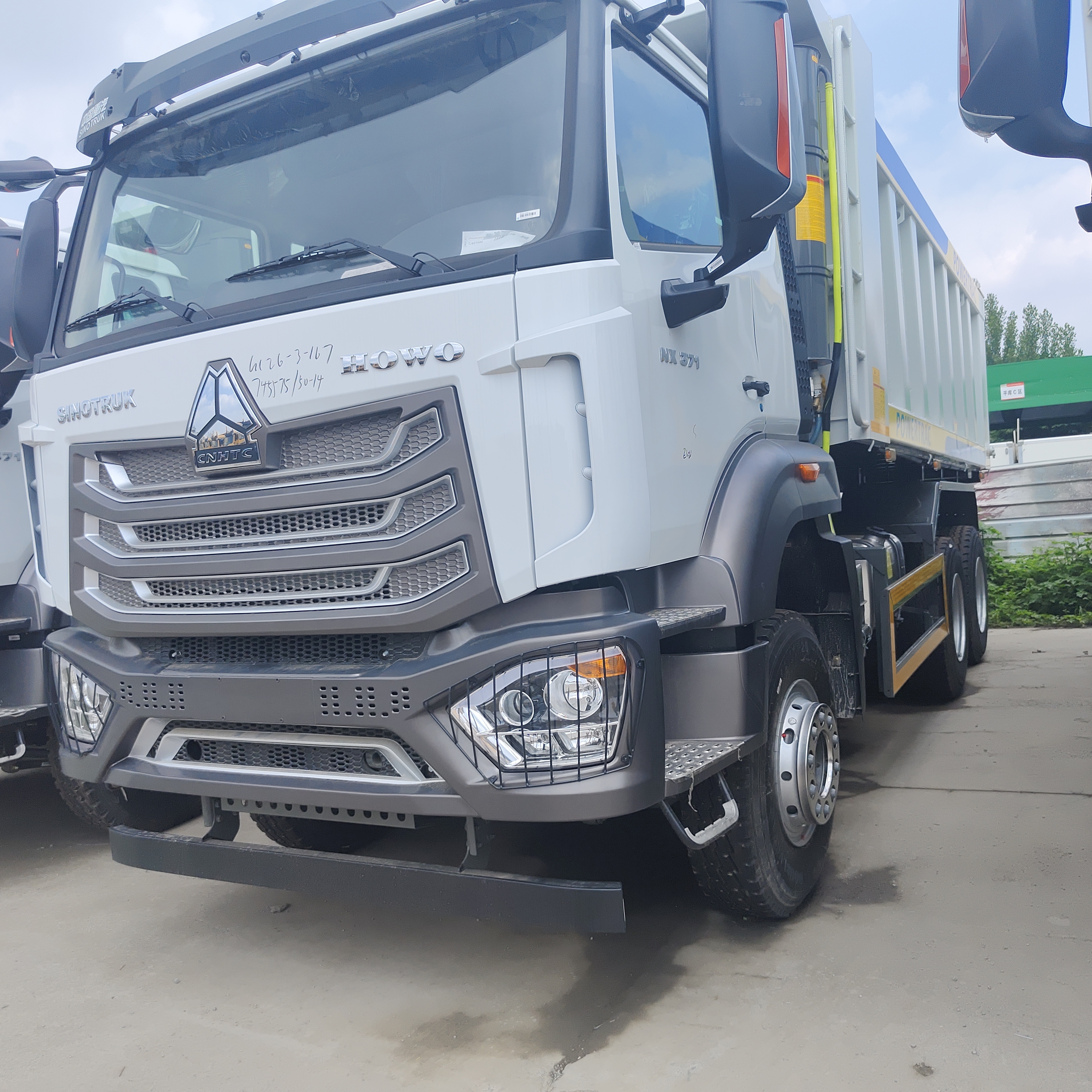 HOWO NX 6×4 खनन डंप ट्रक 400 एचपी इंजन और भारी शुल्क परिवहन के लिए यू के आकार के डंप शरीर के साथ