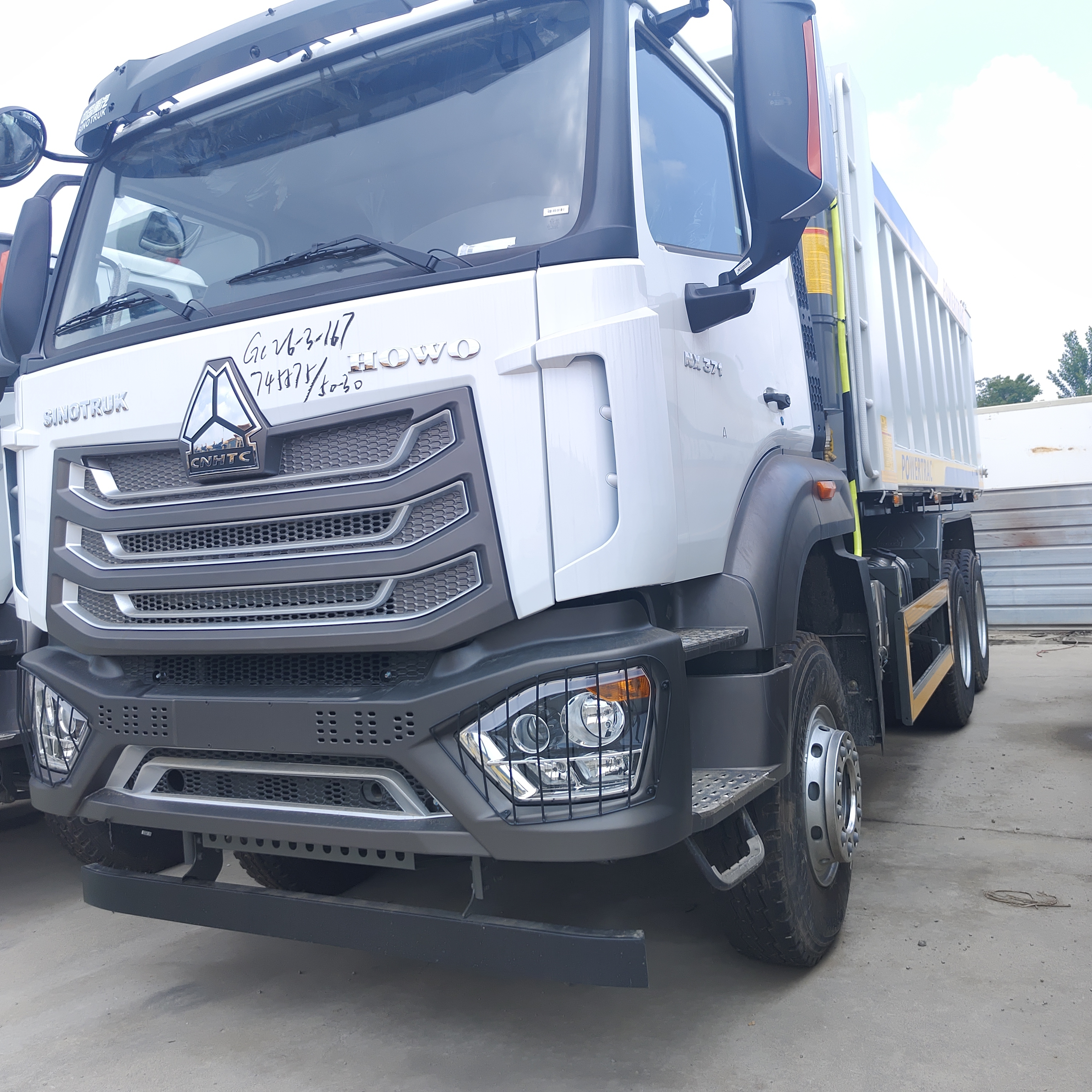 HOWO NX 6×4 400HP इंजन और खनन और निर्माण के लिए 25-35 टन पेलोड के साथ भारी शुल्क डंप ट्रक