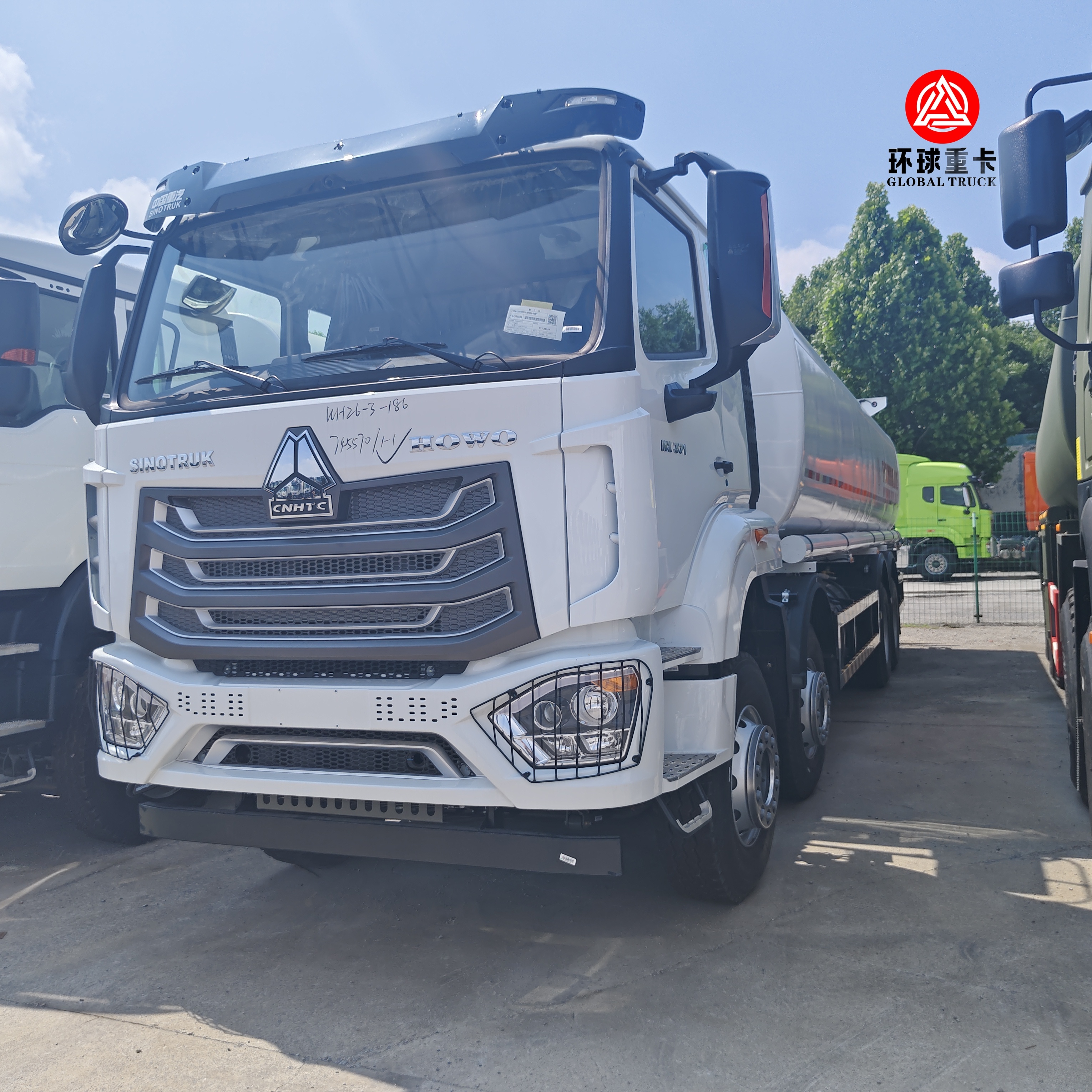 HOWO NX 8x4 30000L ईंधन टैंक ट्रक हेवी ड्यूटी डीजल बाउसर ट्रक मोज़ाम्बिक बाजार के लिए