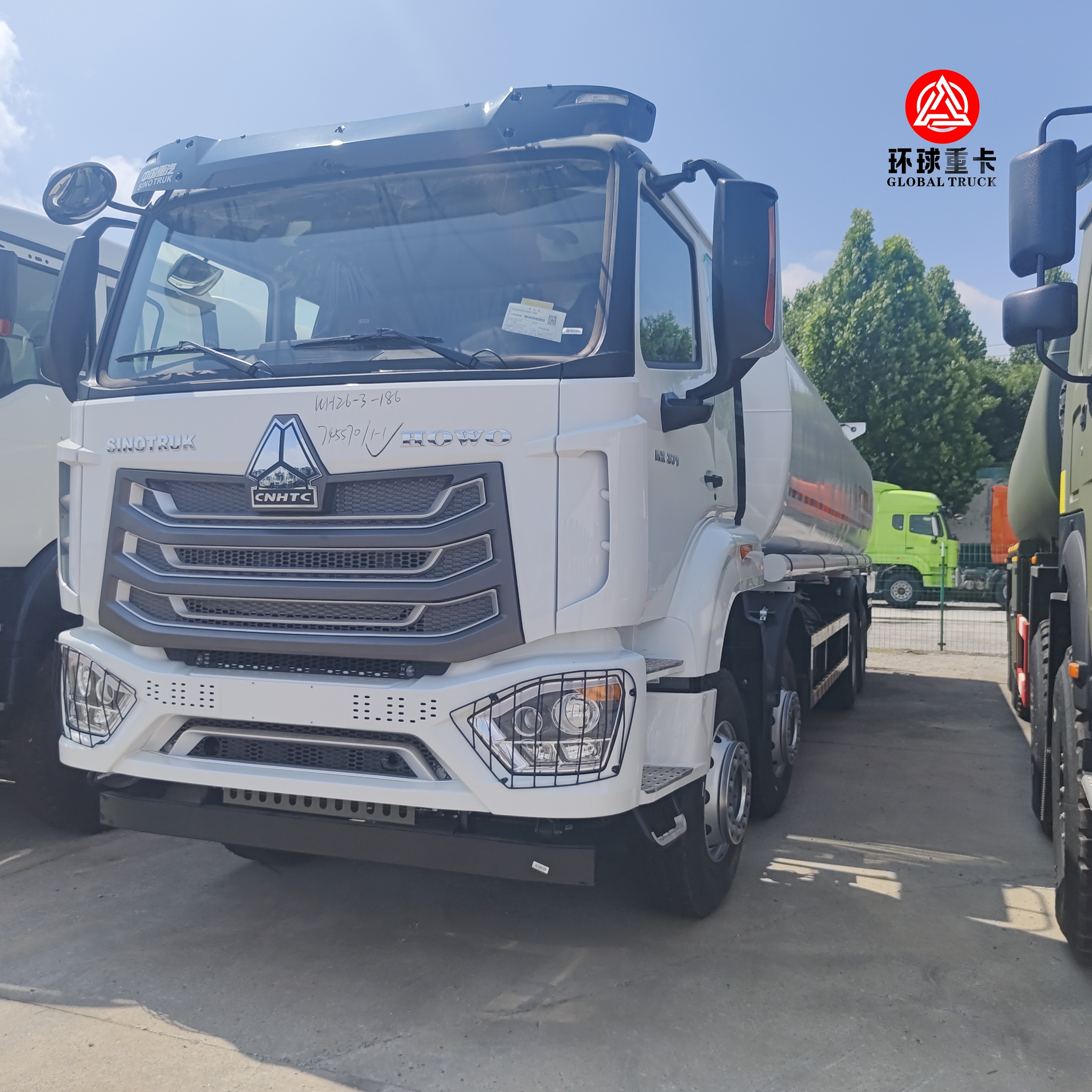 HOWO NX 8x4 30000L ईंधन टैंक ट्रक भारी शुल्क डीजल बोसर ट्रक केन्या ईंधन परिवहन के लिए